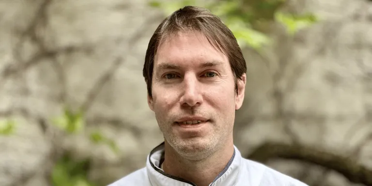 Jean-Jacques Lagarde, physiothérapeute chevronné en rééducation vestibulaire à Activate, mettant son expertise au service de ses patients pour les aider à retrouver leur mobilité et leur équilibre.